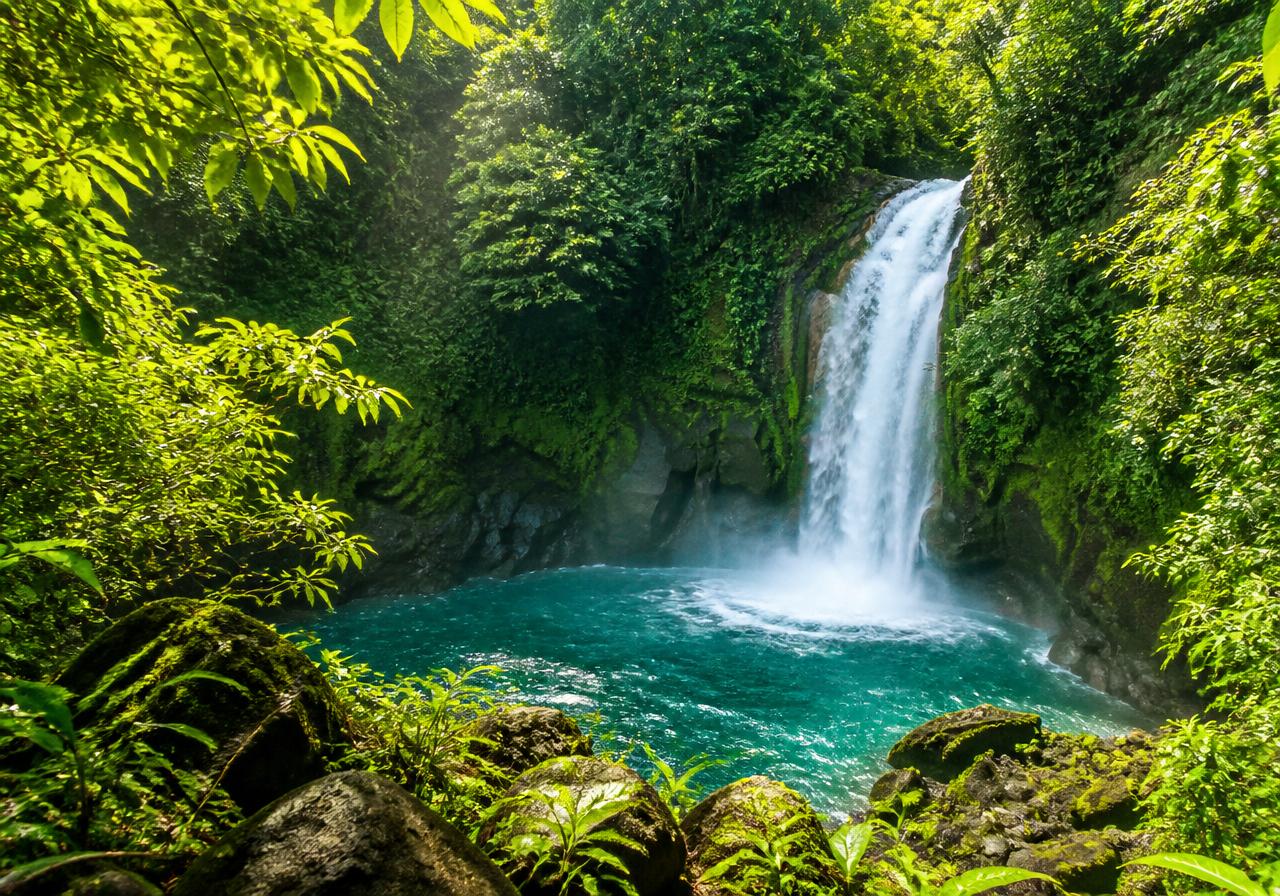 Catarata en la selva tropical de Costa Rica con poza turquesa